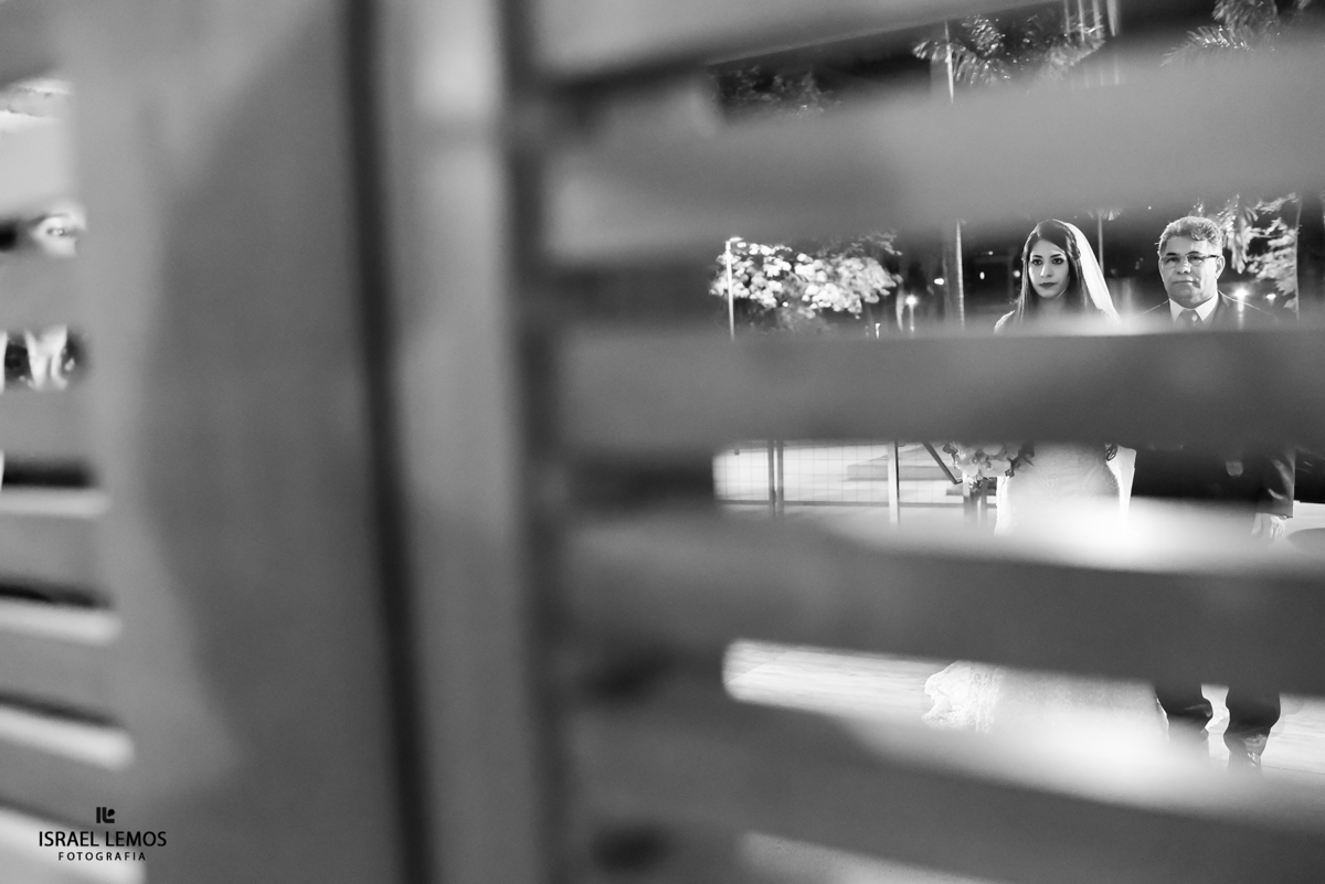 Noiva saindo o carro Casamento na igreja N. S. de fatima na cidade de Belo horizonte MG, fotos feitas pelo Fotografo de Belo Horizonte Israel lemos