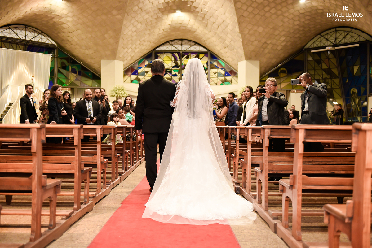 Noiva de costas Casamento na igreja N. S. de fatima na cidade de Belo horizonte MG, fotos feitas pelo Fotografo de Belo Horizonte Israel lemos