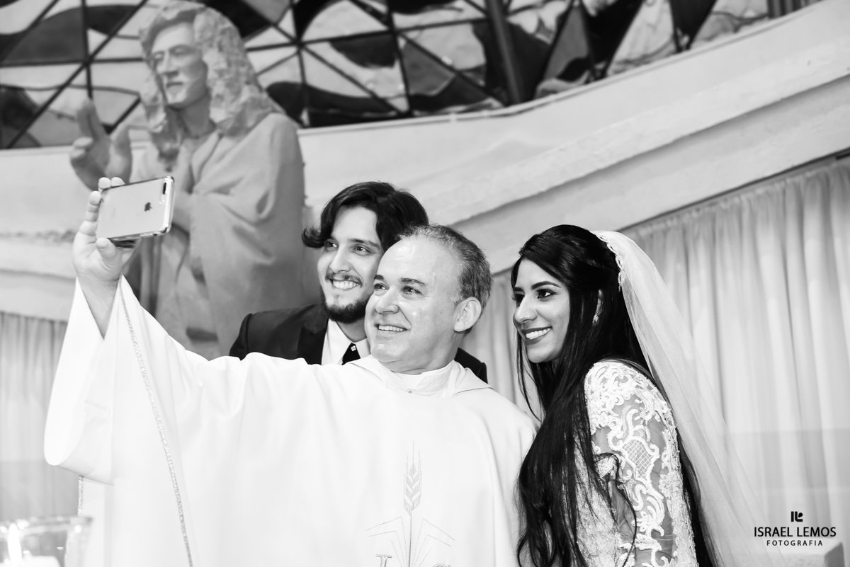 Selfie com o padre e noivos Casamento na igreja N. S. de fatima na cidade de Belo horizonte MG, fotos feitas pelo Fotografo de Belo Horizonte Israel lemos