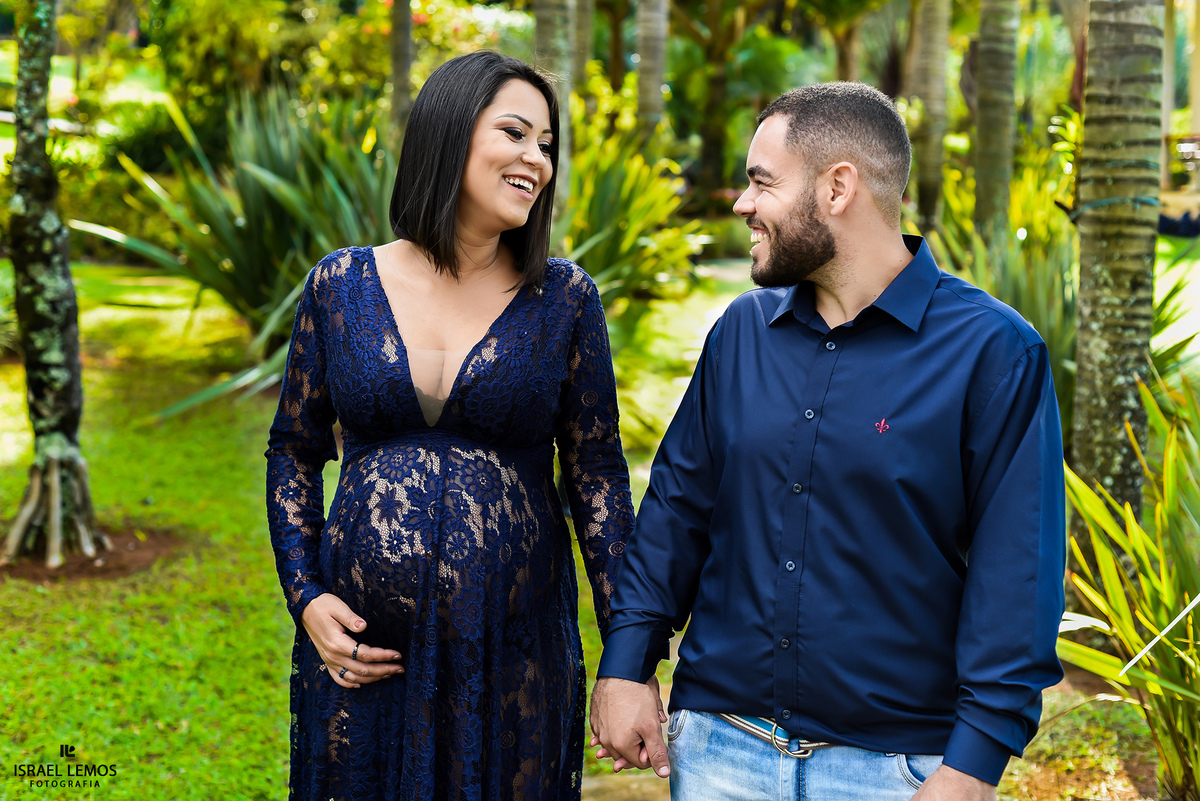 Casal apaixonado esperarando o nascimento em juatuba MG