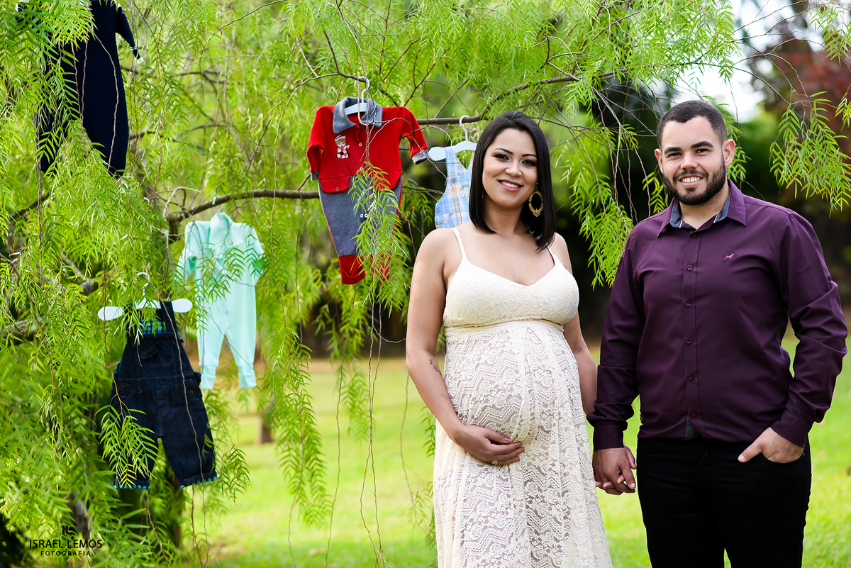 Linda foto da gestante da cidade de Juatuba MG. Fotos feitas pelo melhor fotografo de Juatuba MG fotografo Israel lemos 
