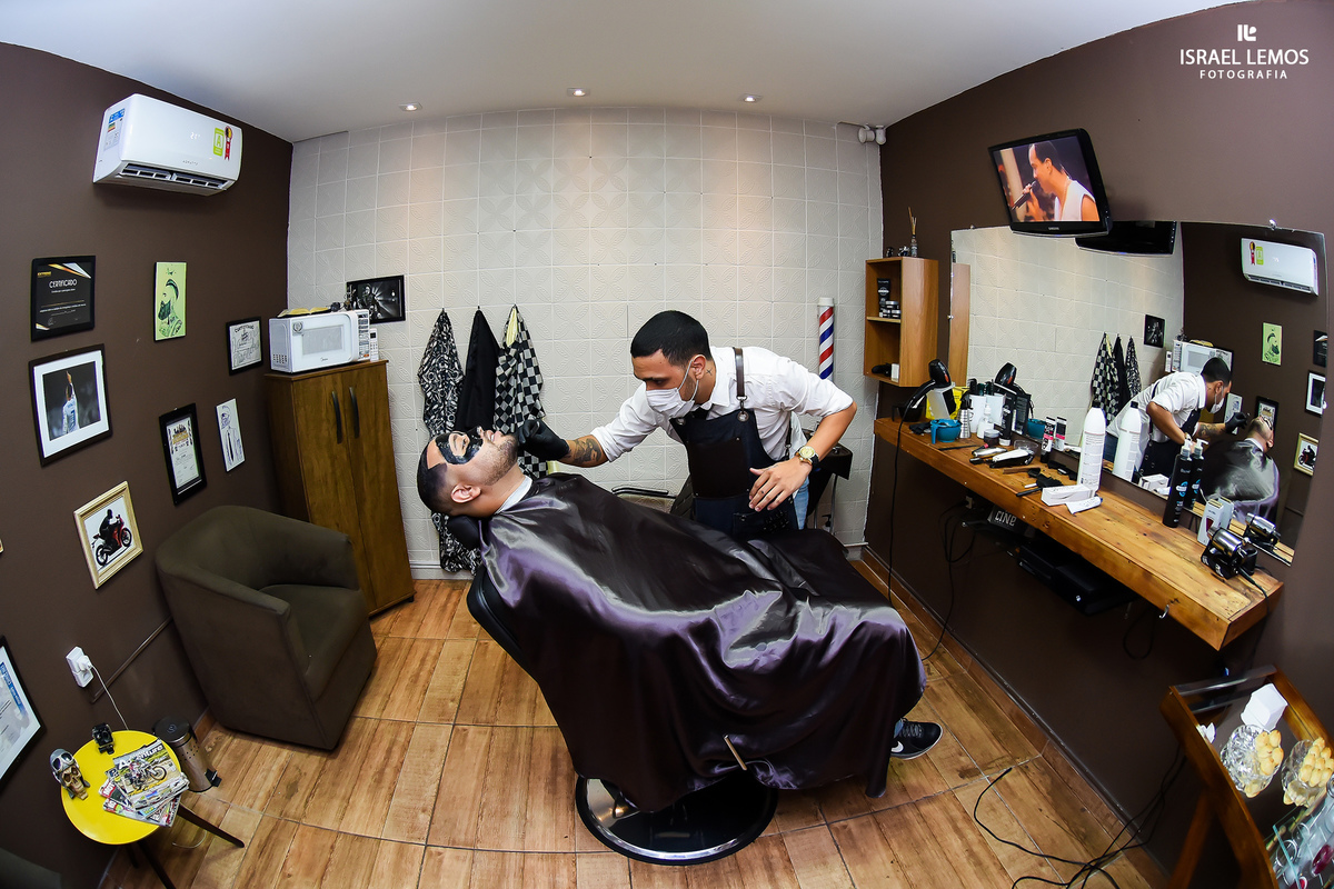 Noivo fazendo barba na cidade de para de Minas feitas pelo melhor fotografo de belo horizonte israel lemos