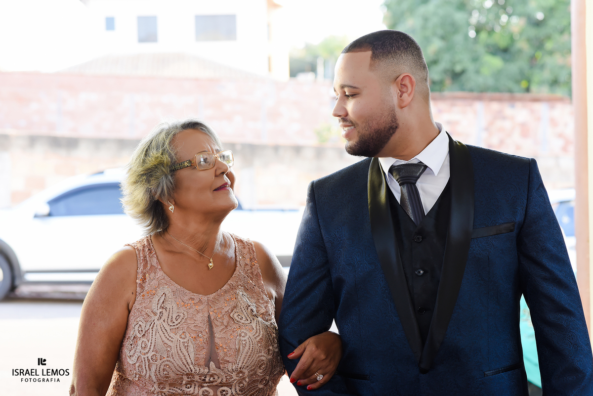 Noivo olhando pra sua mae na entrada do noivo na cidade de Para de Minas MG