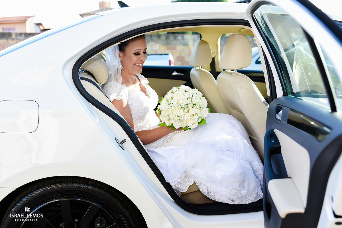 Noiva dentro do carro na sua entrada na cidade de Para de Minas MG