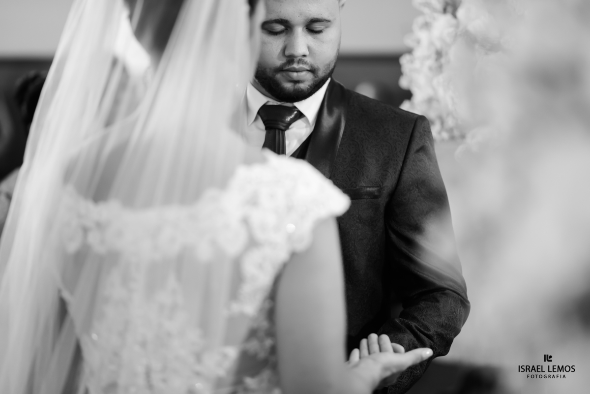 Noivos com as alianças linda foto feita pelo fotografo Israel lemos na cidade de Para de Minas MG