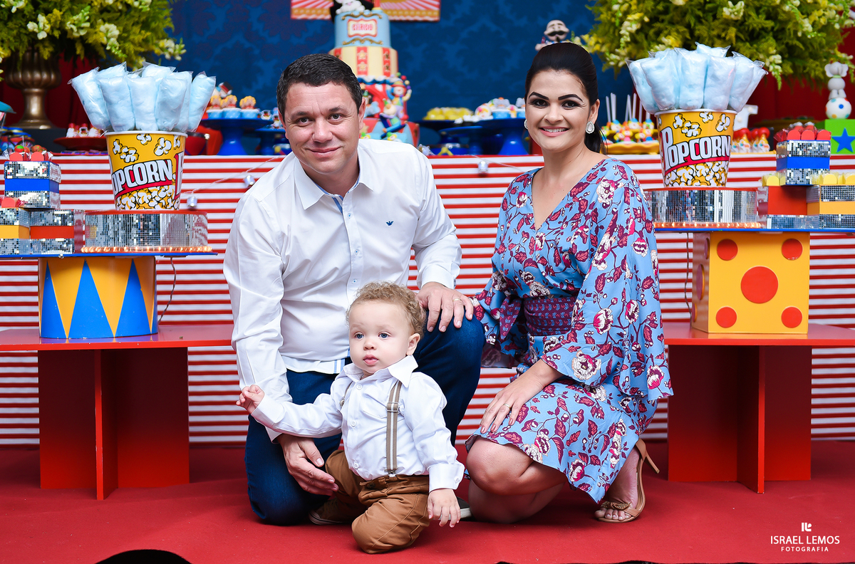 Joaozinho com seus pais Aniversário de um ano realizado na festolandia na cidade de Para de Minas MG