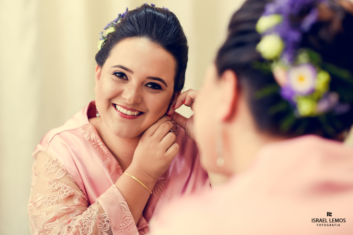 noiva colocando o brinco  na cidade de Para de Minas MG