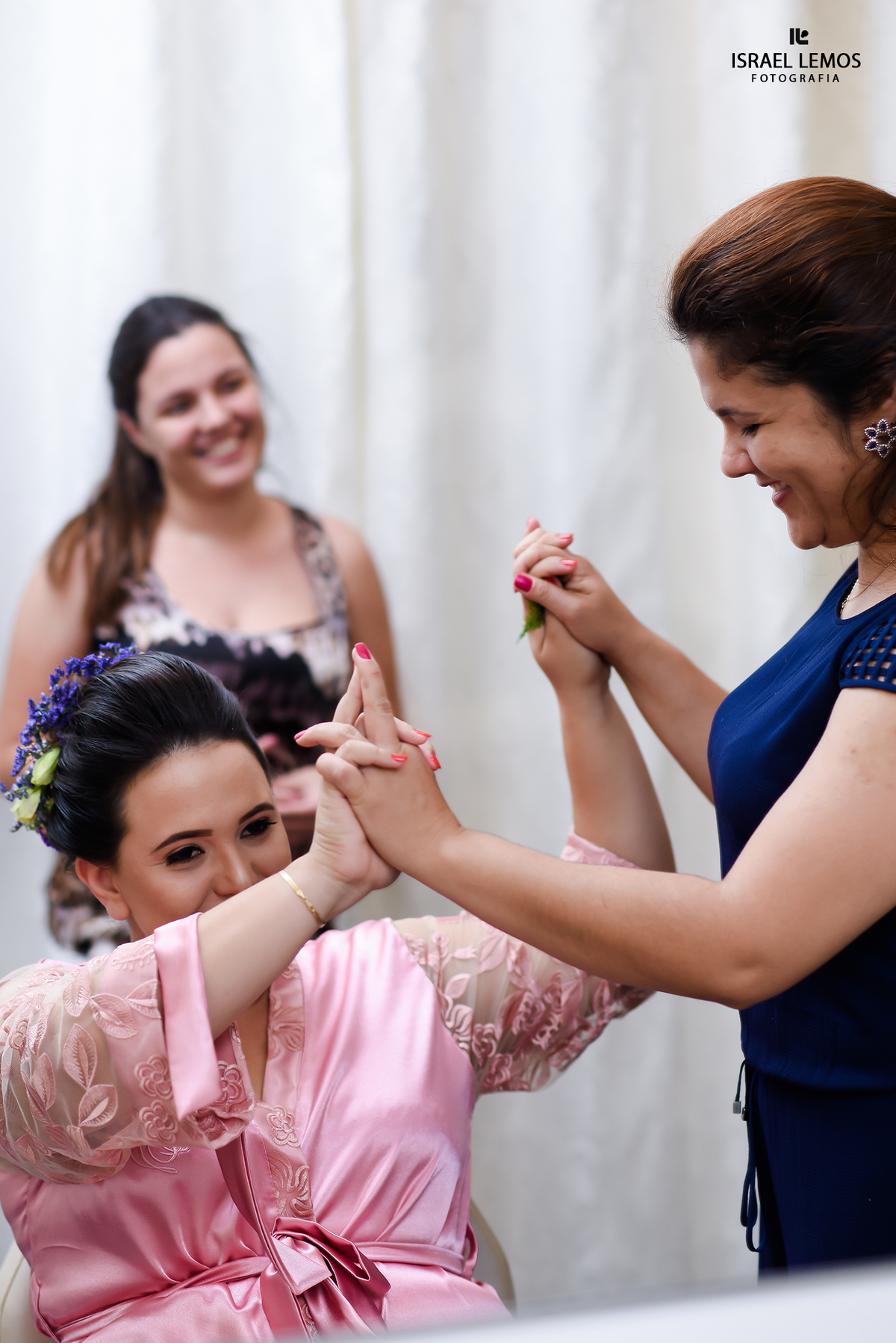 Momento unico da noiva com sua maquiadora Erica damas na cidade de Para de Minas MG