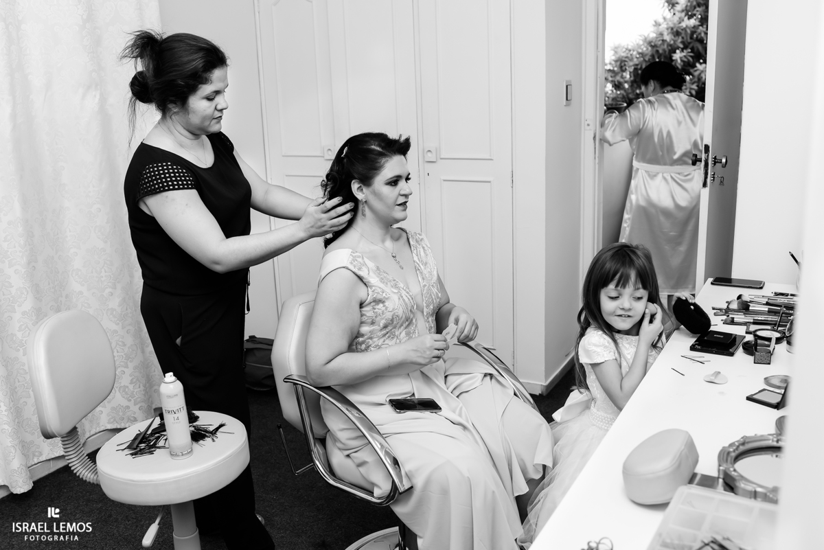 Madrinha finalizando na Erika damas o penteado na cidade de Para de Minas MG