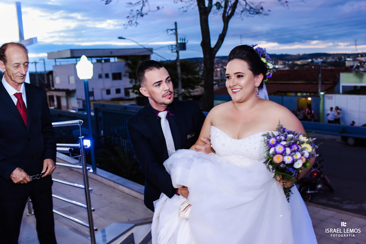 Cerimonial ajudando a noiva na cidade de Para de Minas MG