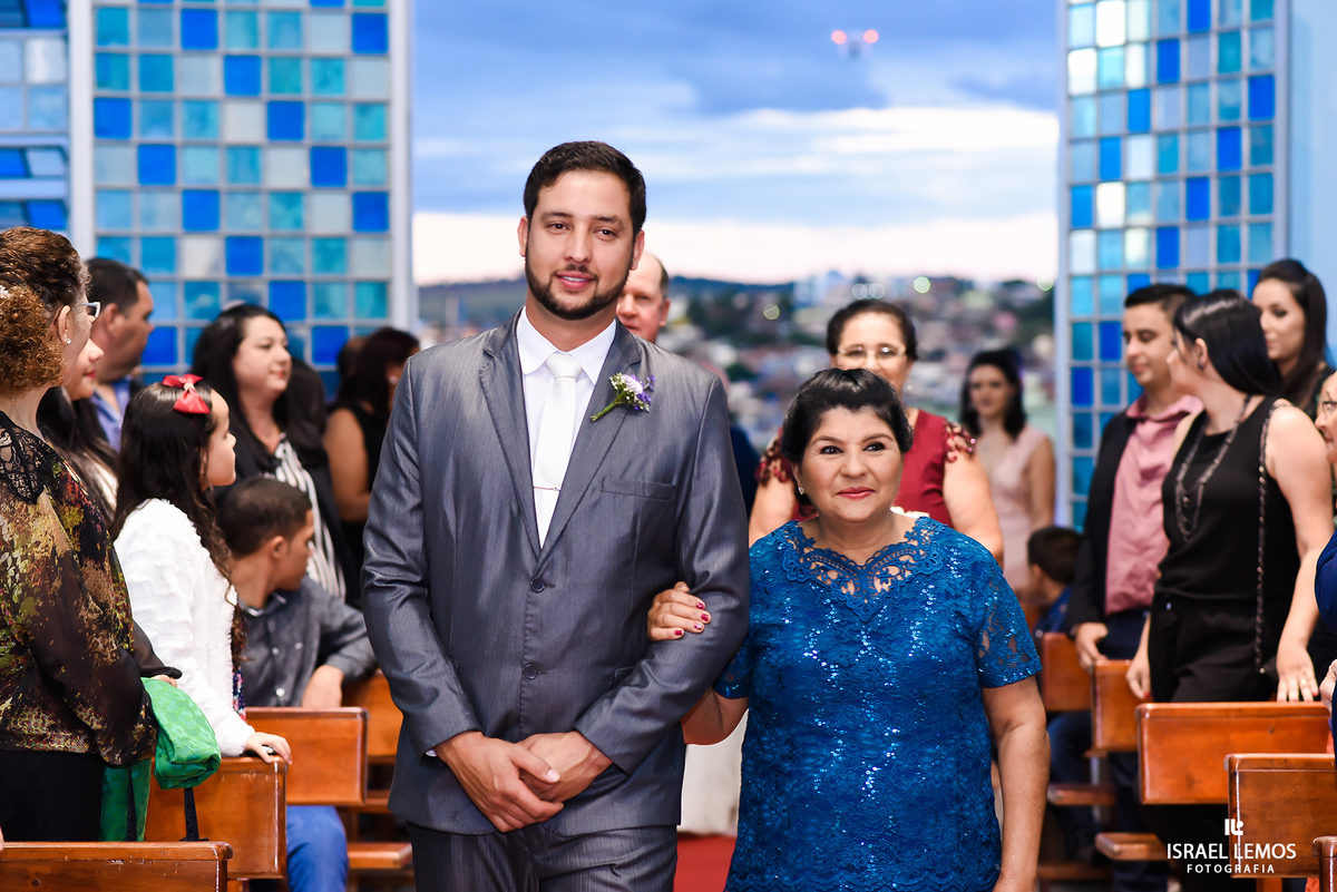 Entrada do noivo na Igreja N. S. de Fatima na cidade de Pará de Minas MG, feitas pelo fotografo israel lemos em Para de Minas 