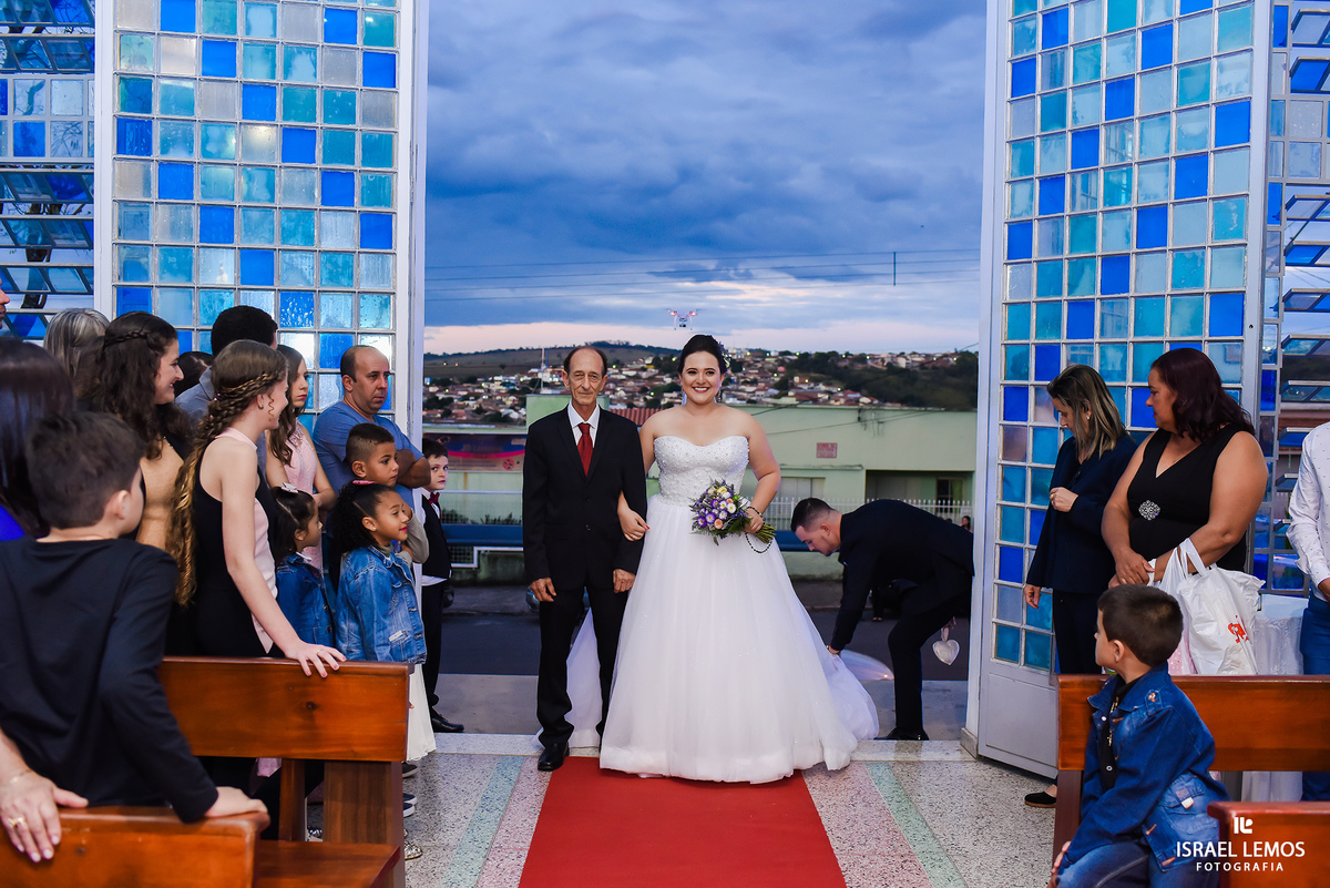 Entrada da noiva na Igreja N. S. de Fatima na cidade de Pará de Minas MG, feitas pelo fotografo israel lemos em Para de Minas 