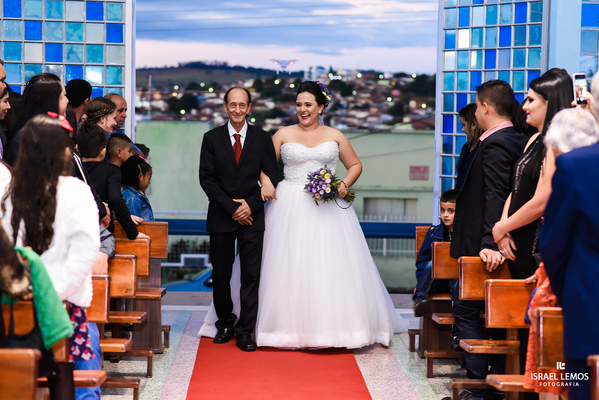 Entrada da noiva na Igreja N. S. de Fatima na cidade de Pará de Minas MG, feitas pelo fotografo israel lemos em Para de Minas 
