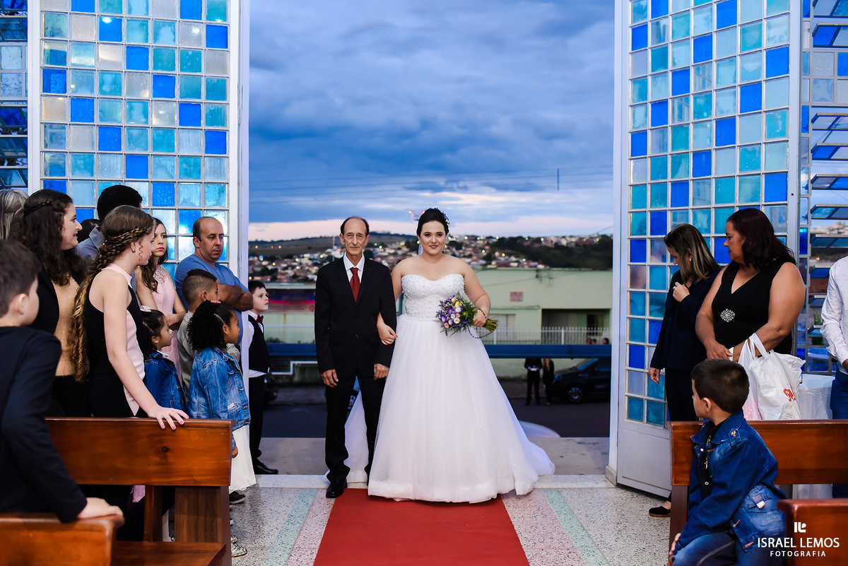 Entrada da noiva na Igreja N. S. de Fatima na cidade de Pará de Minas MG, feitas pelo fotografo israel lemos em Para de Minas 