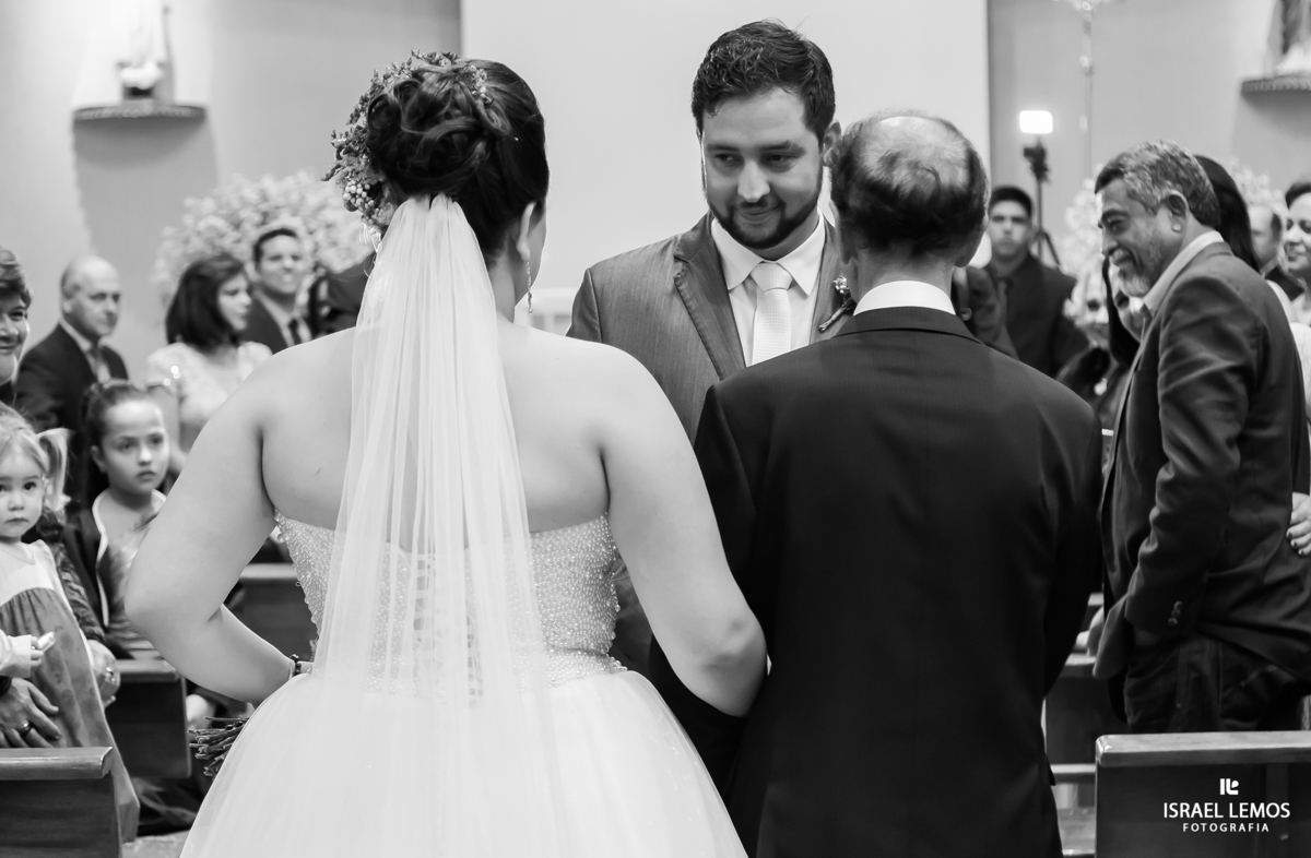 Entrada do noivo na Igreja N. S. de Fatima na cidade de Pará de Minas MG, feitas pelo fotografo israel lemos em Para de Minas 