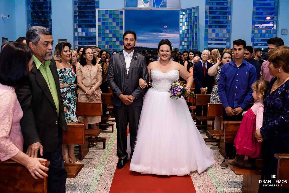 Entrada dos noivos na Igreja N. S. de Fatima na cidade de Pará de Minas MG, feitas pelo fotografo israel lemos em Para de Minas 