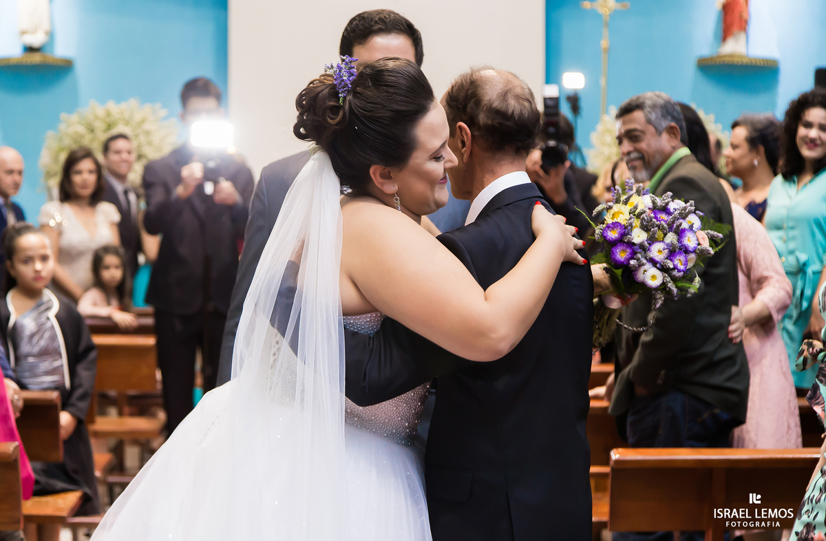 Abraco da noiva no seu pai na Igreja N. S. de Fatima na cidade de Pará de Minas MG, feitas pelo fotografo israel lemos em Para de Minas 