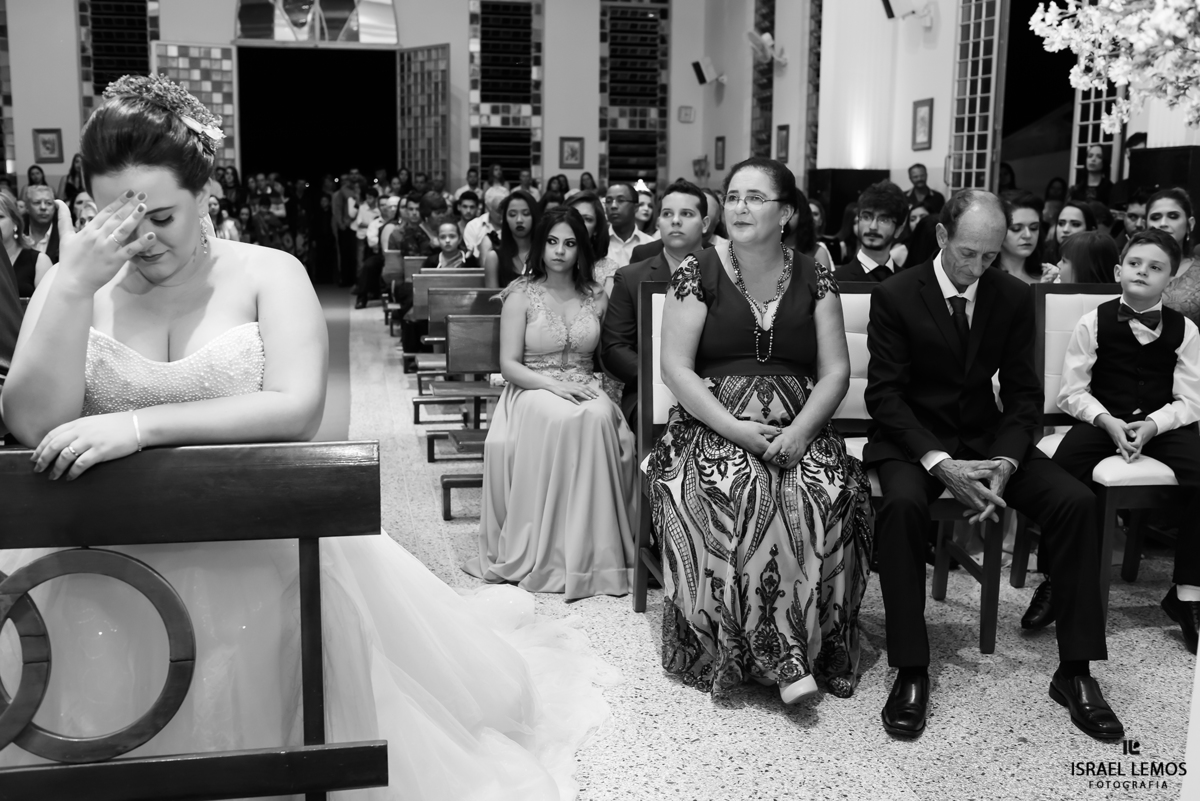 Noiva chorando e sua mae do lado  na Igreja N. S. de Fatima na cidade de Pará de Minas MG, feitas pelo fotografo israel lemos em Para de Minas 