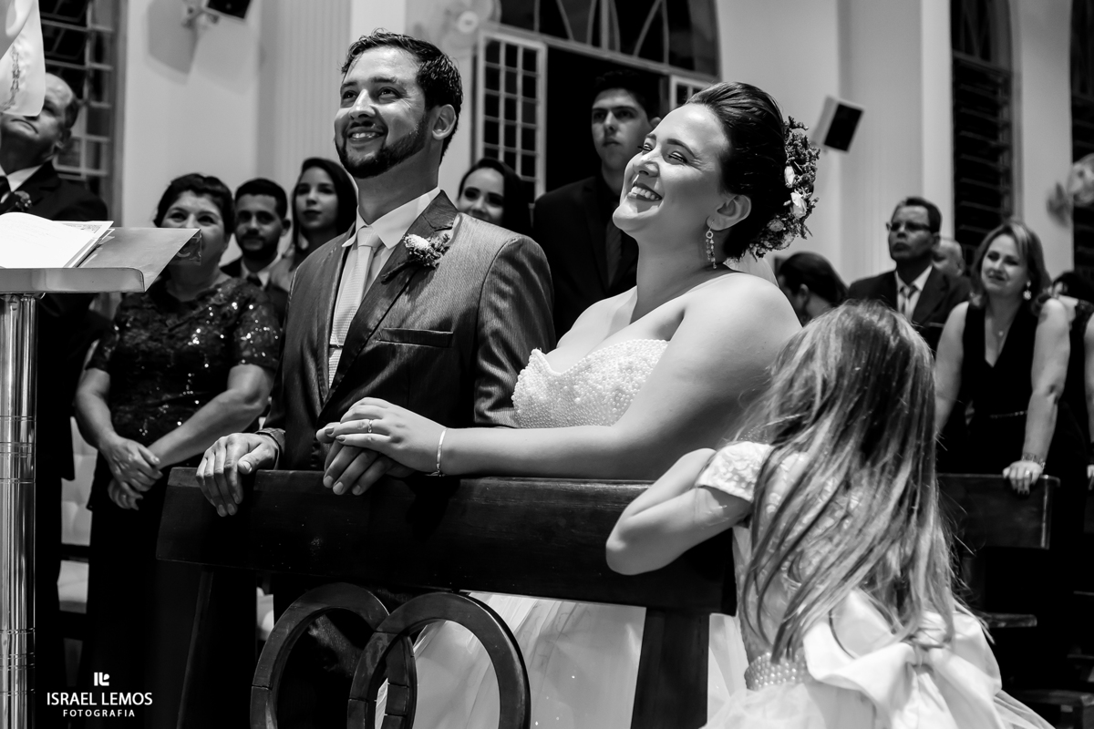 Sorriso dos noivos  na Igreja N. S. de Fatima na cidade de Pará de Minas MG, feitas pelo fotografo israel lemos em Para de Minas 