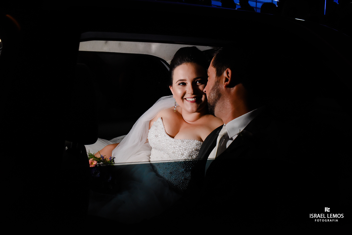 sainda dos noivos dentro do carro na cidade de Para de Minas MG