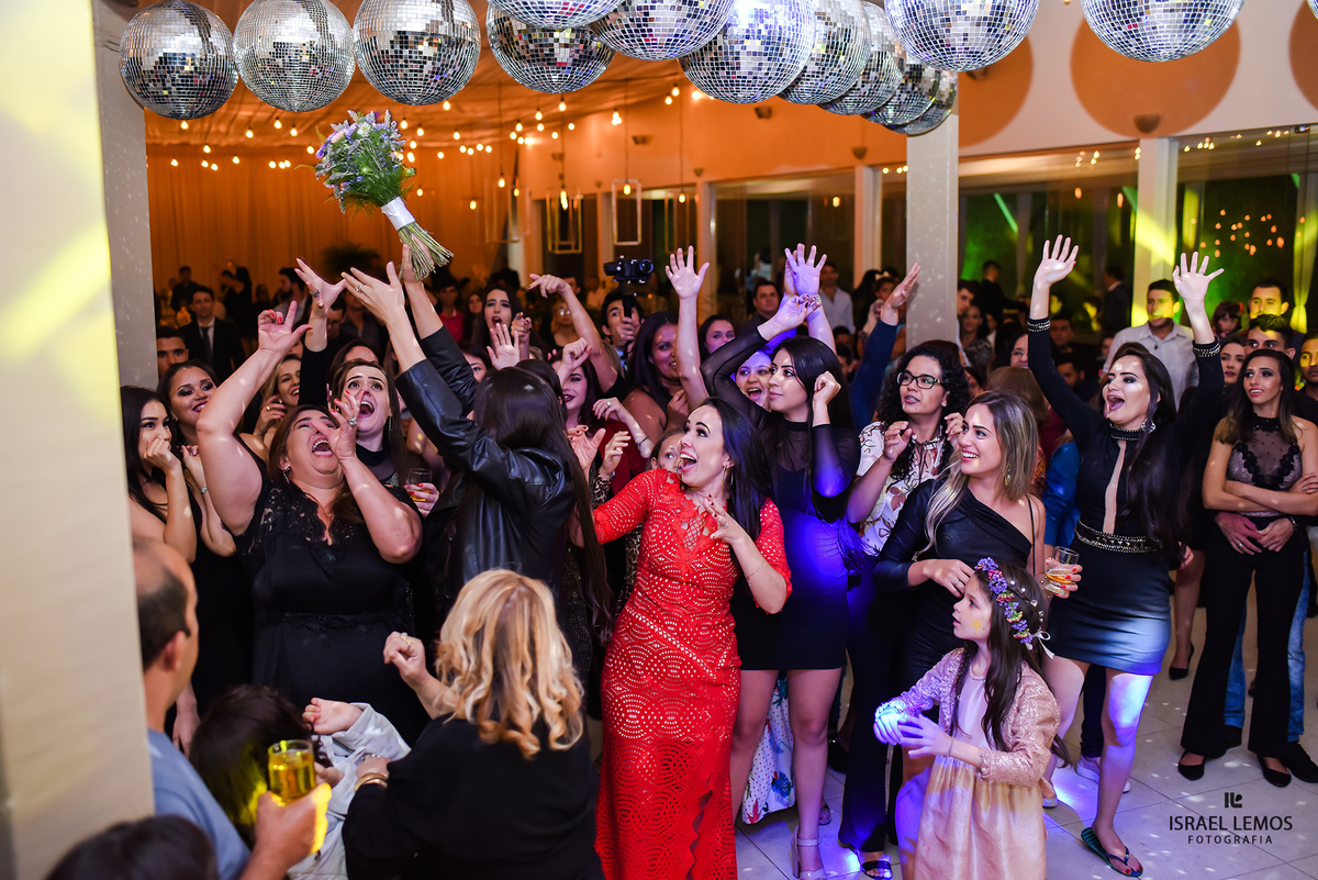 Noiva jogando o boque casamento que aconteceu no joseville em para de Minas MG