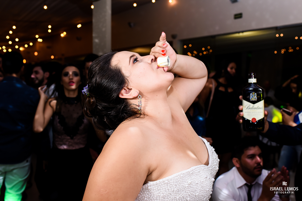 Noiva tomando pinga e curtindo a festa no espaco joseville na cidade de Para de Minas MG