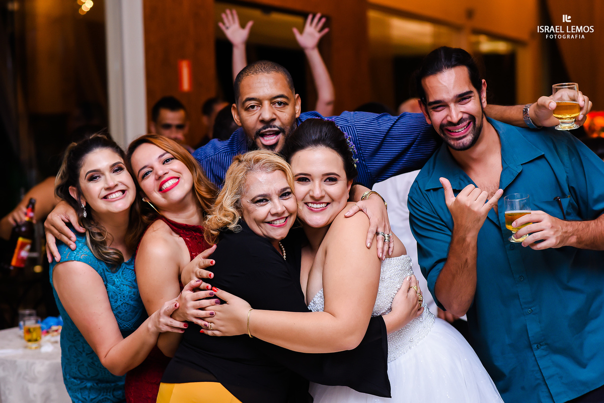 Noiva rodeada pelos amigos fotos feitas pelo fotografo Israel lemos