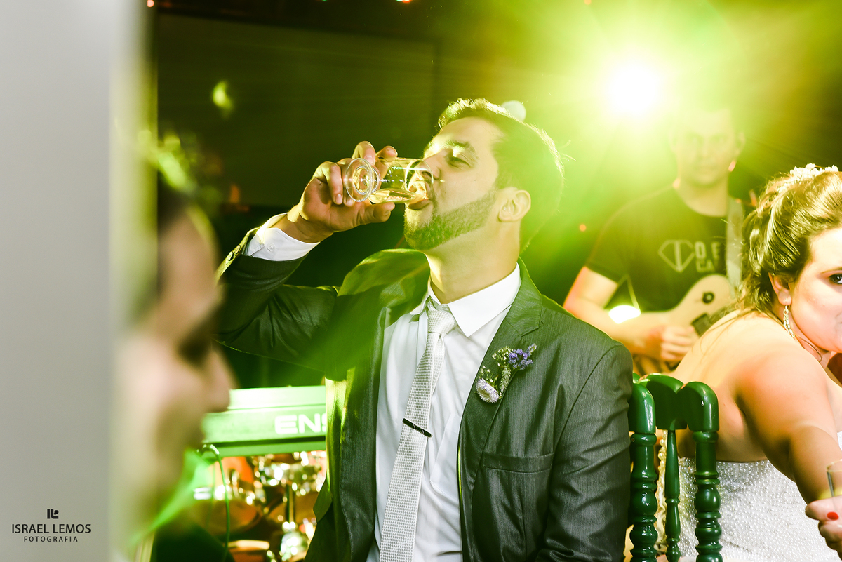 Noivo ficando doido na sua festa em para de Minas apos tomar muita tequila