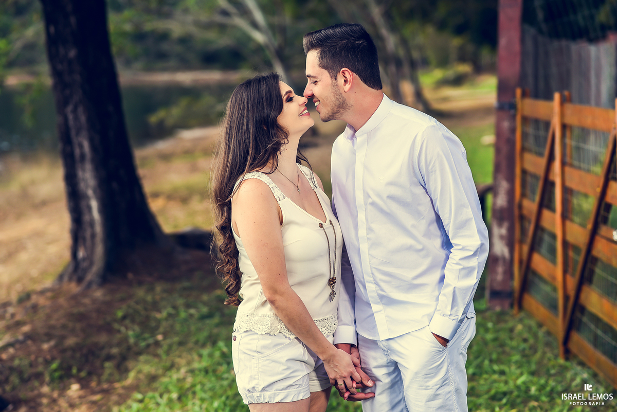 Beijo dos noivos na cidade de Ituna no lago do sol
