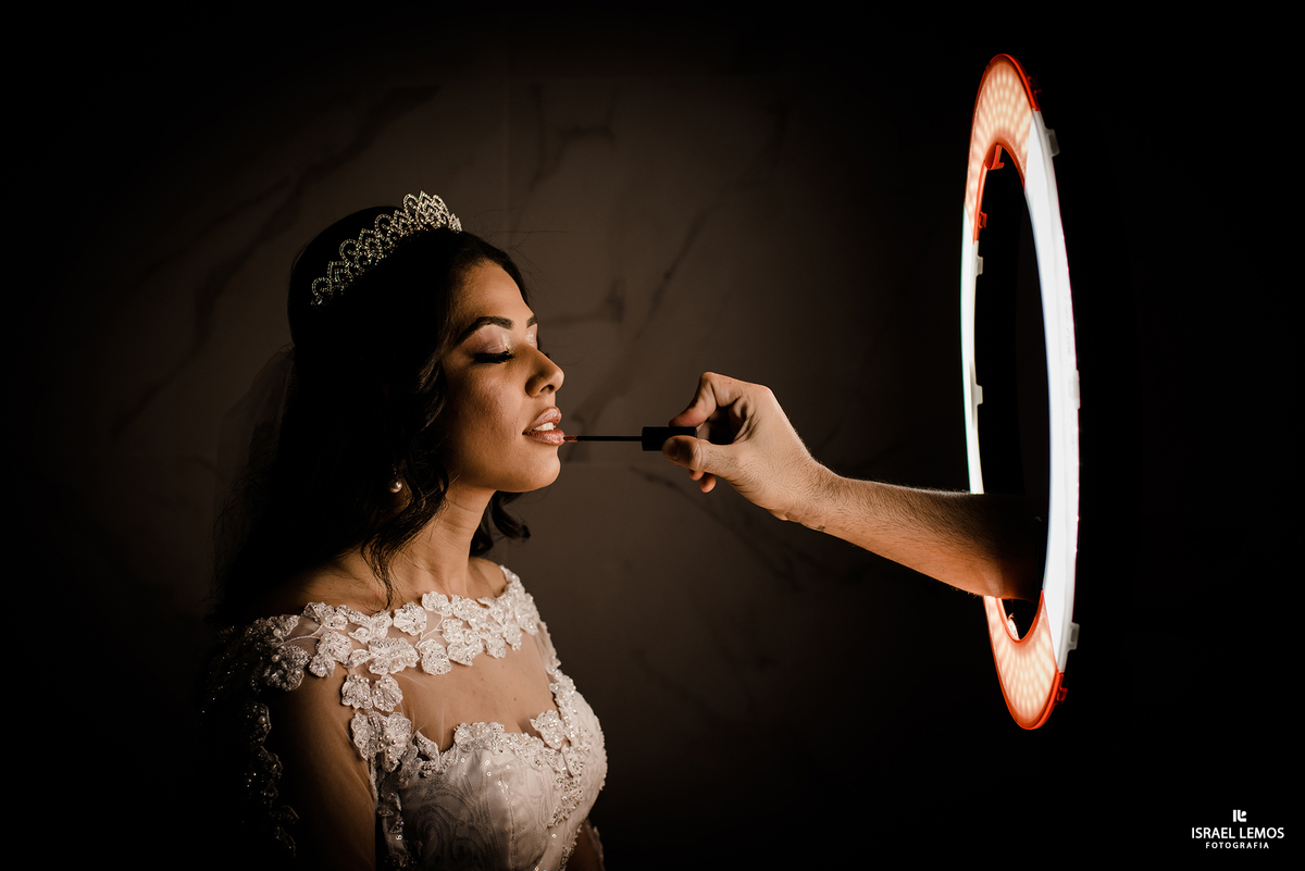 Noiva colocando o boton no Paulo vasconcelos em Para de Minas MG fotos feitas pelo fotografo de casamento Israel lemos