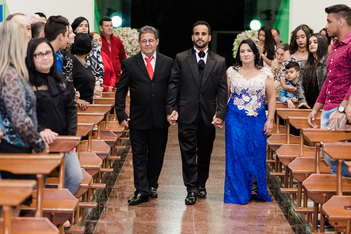 Casamento com a entrada do noivo na igreja Nossa senhora Auxiliadora em Para de Minas MG