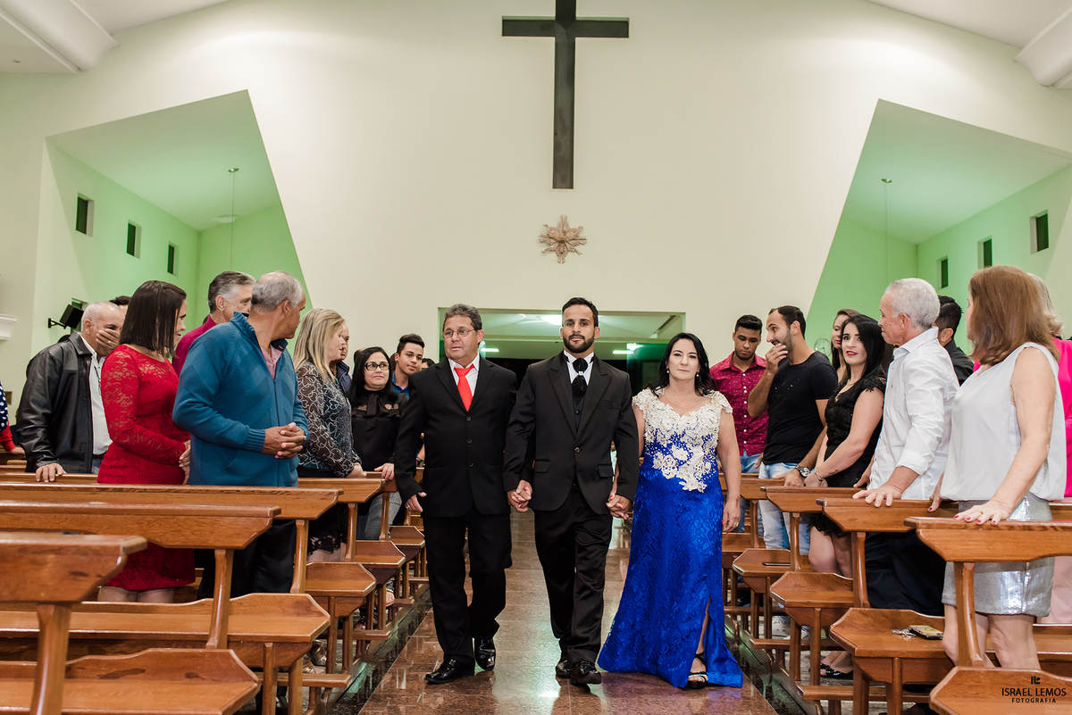 Casamento com a entrada do noivo na igreja Nossa senhora Auxiliadora em Para de Minas MG
