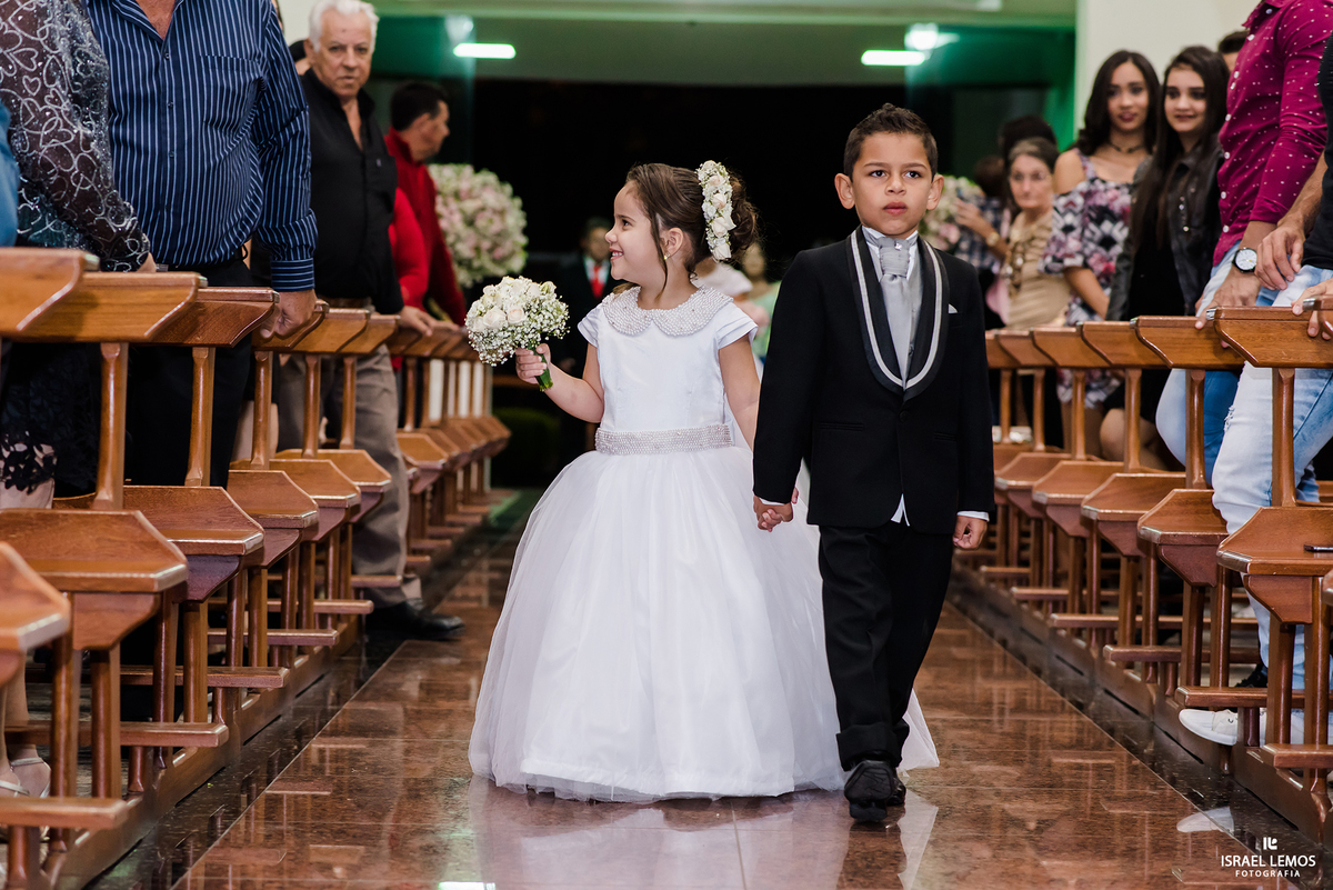 Entrada das damas na igreja Nossa senhora Auxiliadora em Para de Minas MG fotos feitas pelo fotografo de casamento de Para de Minas Israel lemos