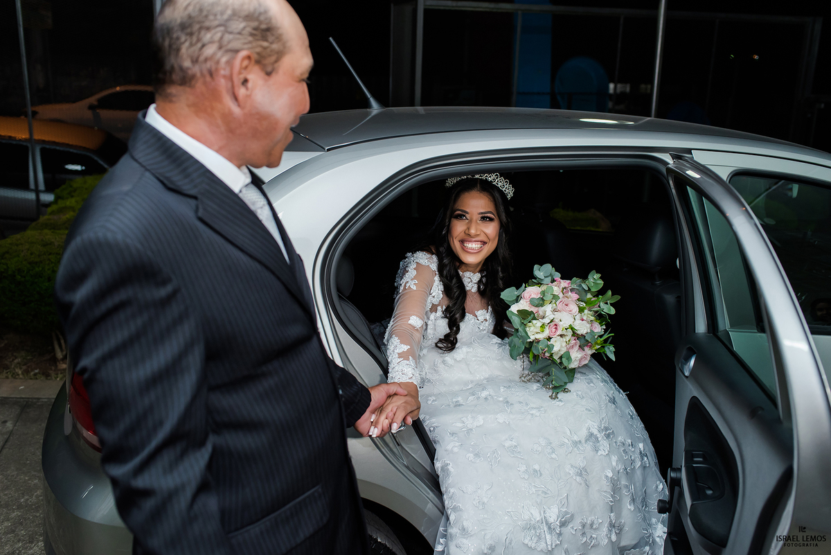 Noiva com seu pai saindo do carro  na igreja Nossa senhora Auxiliadora em Para de Minas MG fotos feitas pelo fotografo de casamento de Para de Minas Israel lemos