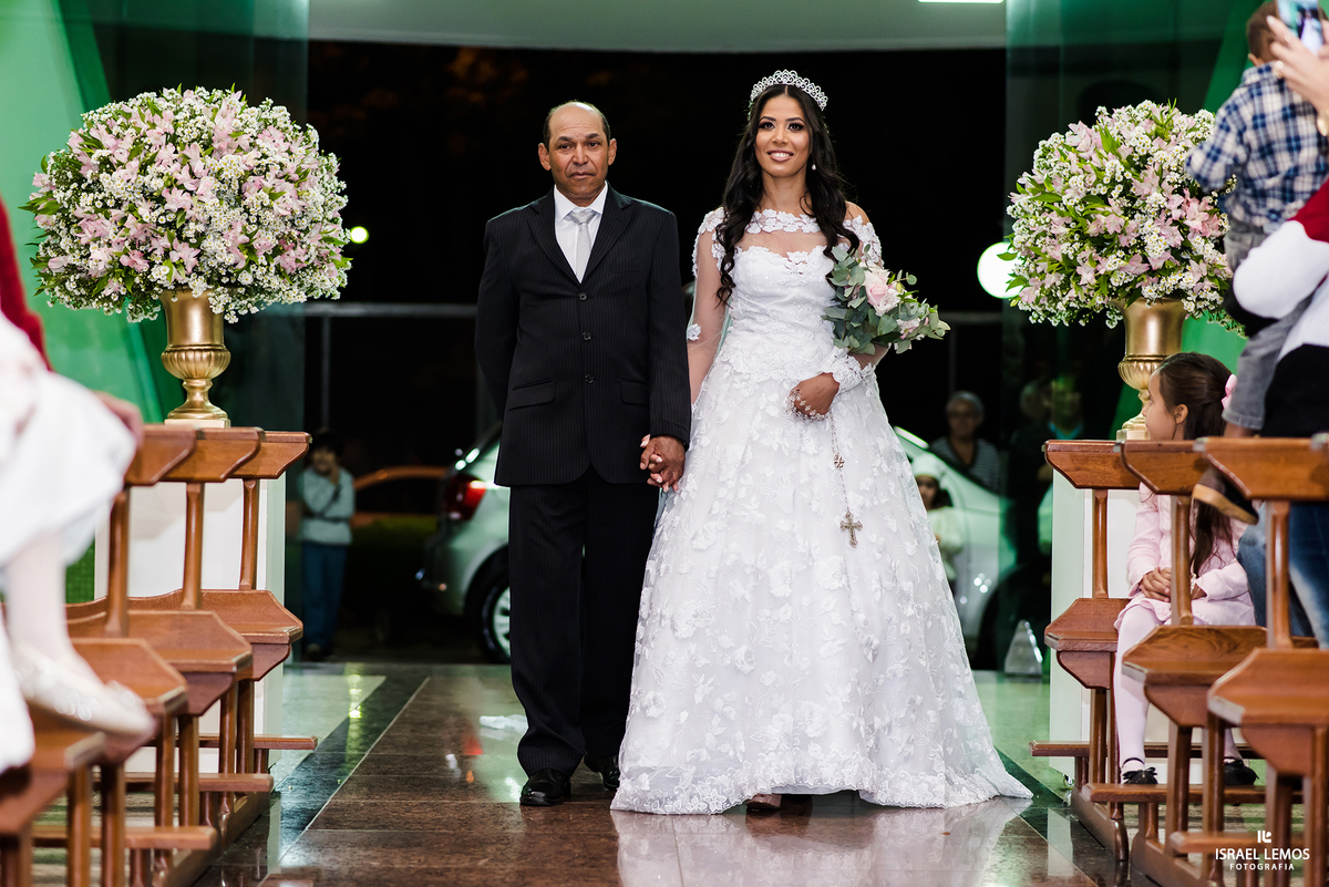 Entrada d noiva  na igreja Nossa senhora Auxiliadora em Para de Minas MG fotos feitas pelo fotografo de casamento de Para de Minas Israel lemos