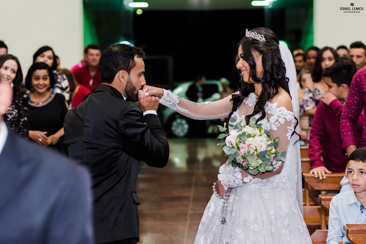 Beijjo na mao  na igreja Nossa senhora Auxiliadora em Para de Minas MG fotos feitas pelo fotografo de casamento de Para de Minas Israel lemos