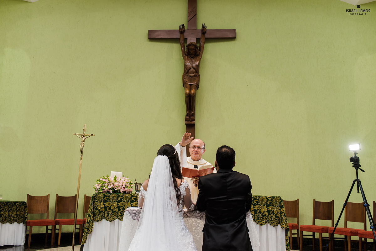 Benção final  na igreja Nossa senhora Auxiliadora em Para de Minas MG fotos feitas pelo fotografo de casamento de Para de Minas Israel lemos