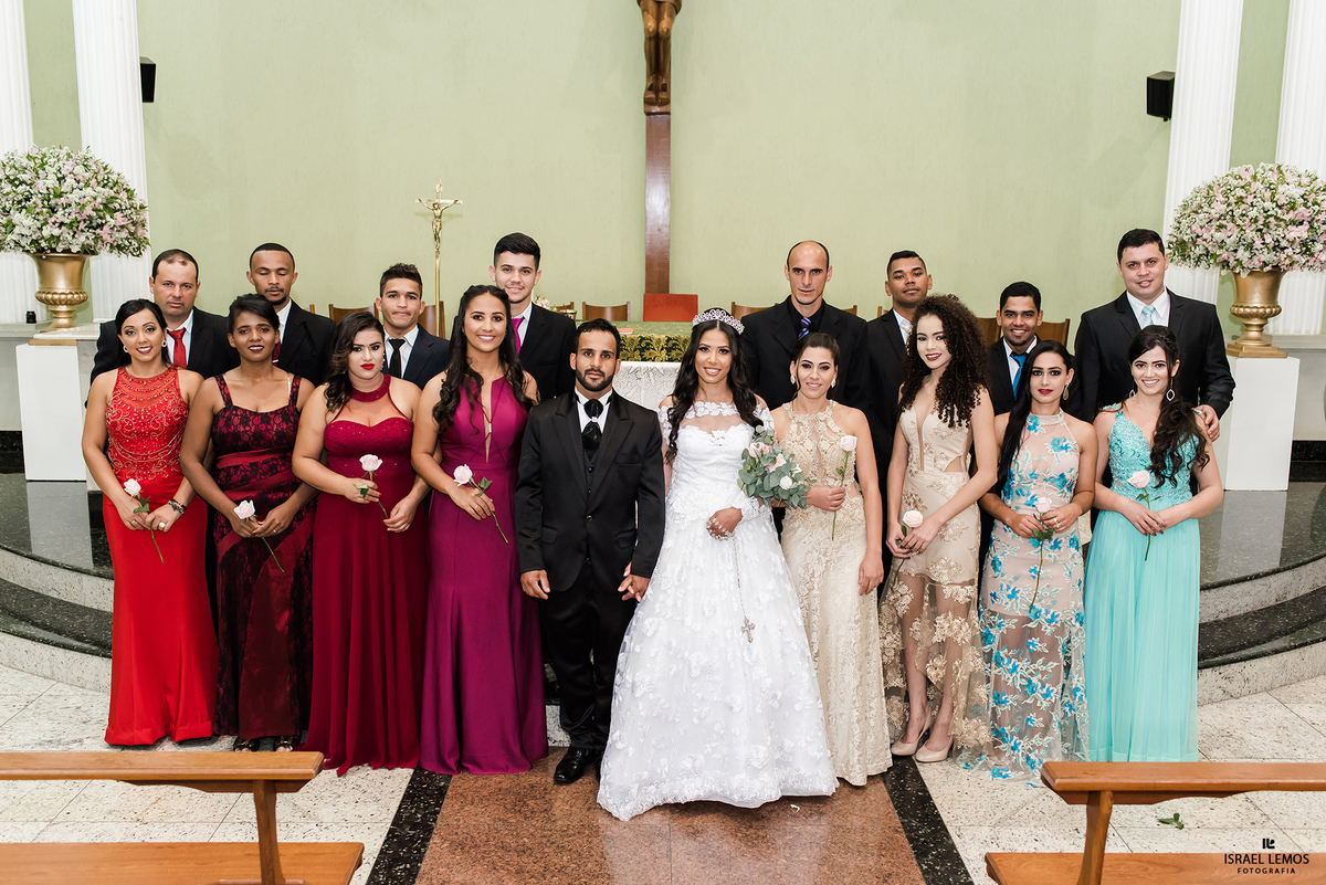 Padrinhos e madrinhas de casamento  na igreja Nossa senhora Auxiliadora em Para de Minas MG fotos feitas pelo fotografo de casamento de Para de Minas Israel lemos