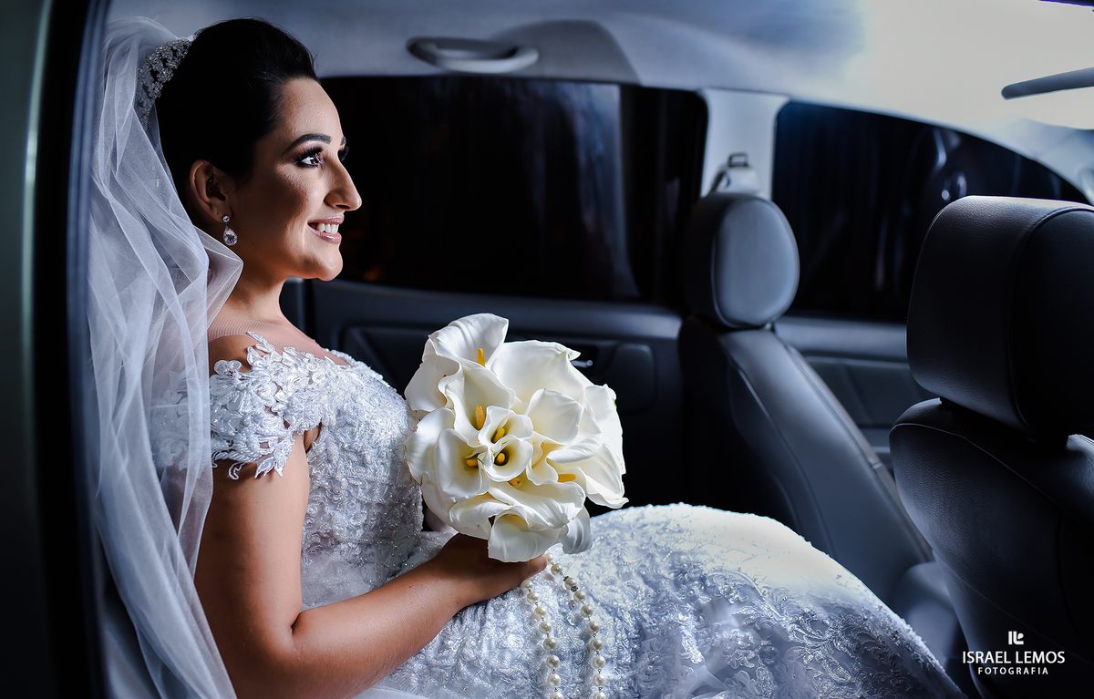Noiva dentro do carro aguardando sua entrada em Antunes na cidade N. S. das Dores MG