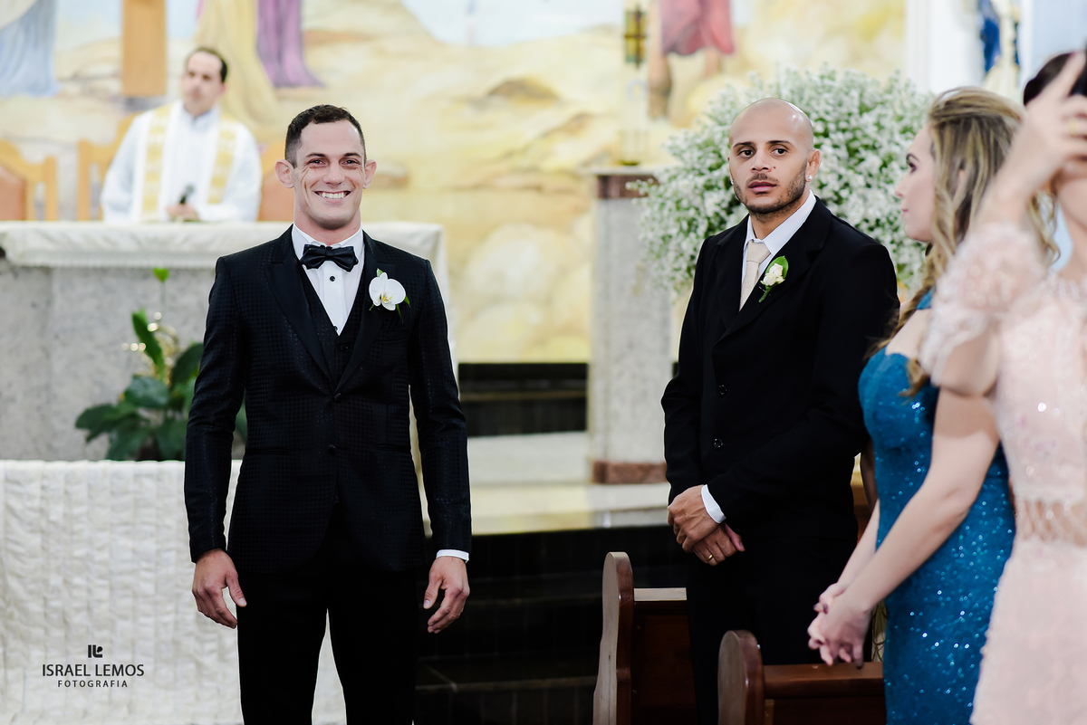 Felicidade do noivo ao ver a noiva entrando na igreja N. S. das dores em Antunes MG