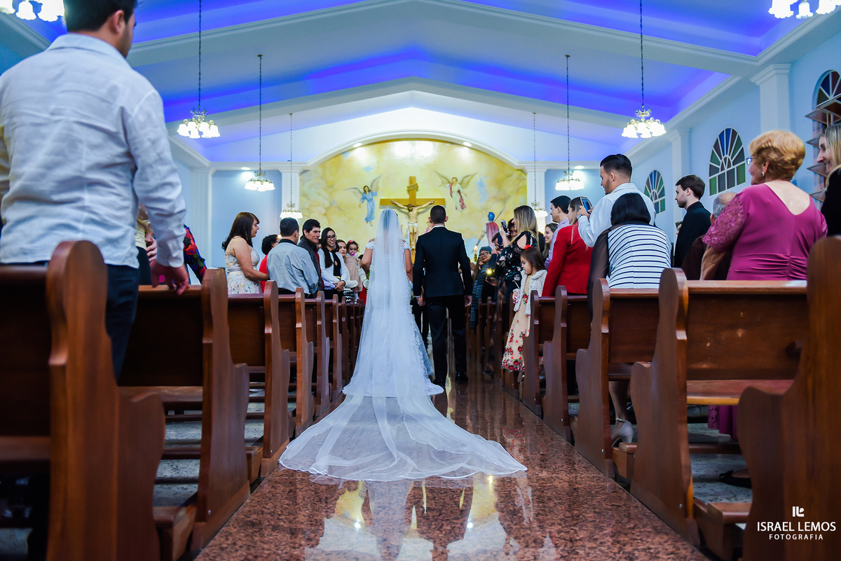 noivos de costa na igreja N. S. das dores em Antunes MG