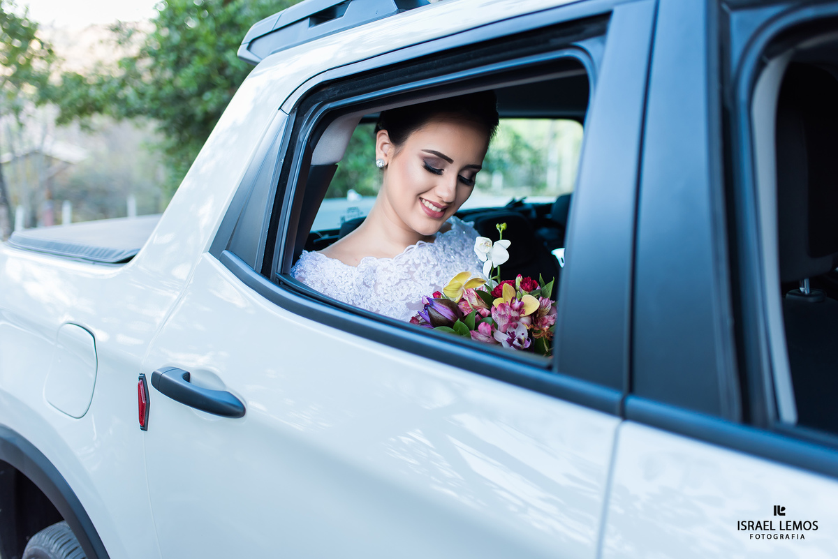 noiva saindo do carro Mambeba em Itauna MG fotos do fotografo de casamentos Israel lemos