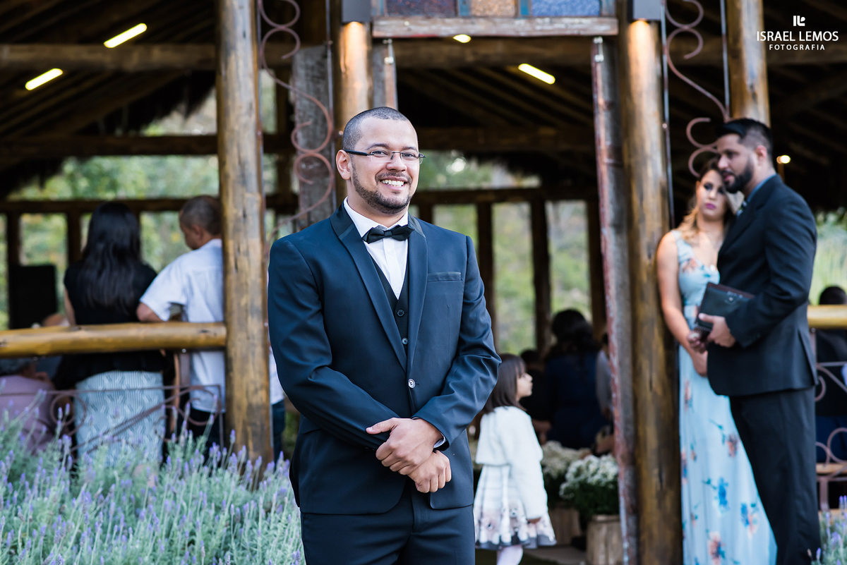 espressao do noivo ao ver a noiva entrando Mambeba em Itauna MG fotos do fotografo de casamentos Israel lemos