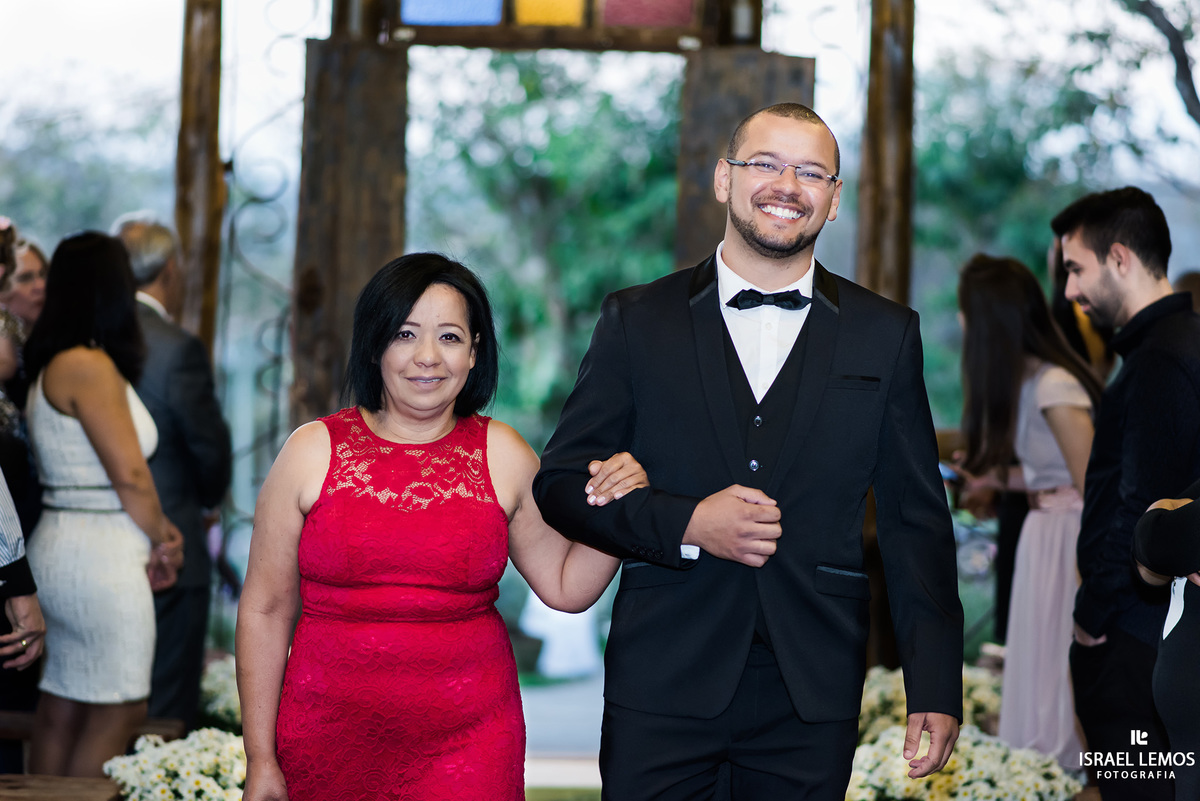 entrada do noivo com sua mae Mambeba em Itauna MG fotos do fotografo de casamentos Israel lemos