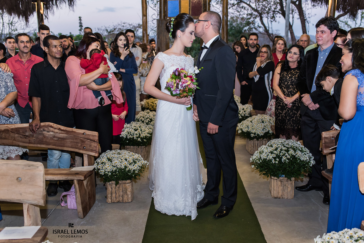 Beijo na testa com entrada emocionante Mambeba em Itauna MG fotos do fotografo de casamentos Israel lemos