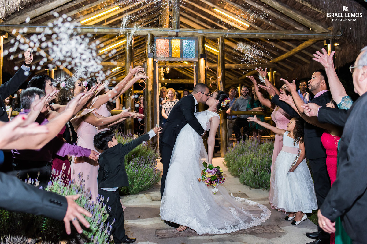 chuva de arroz assessoria d casamento Mambeba em Itauna MG fotos do fotografo de casamentos Israel lemos