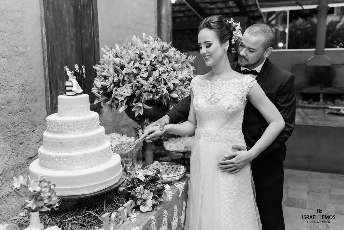 Corte do bolo na cidade de Itauna