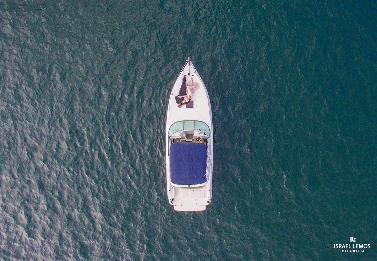 fotos na lancha fazendo o save the date na cidade de capitolio em frunas