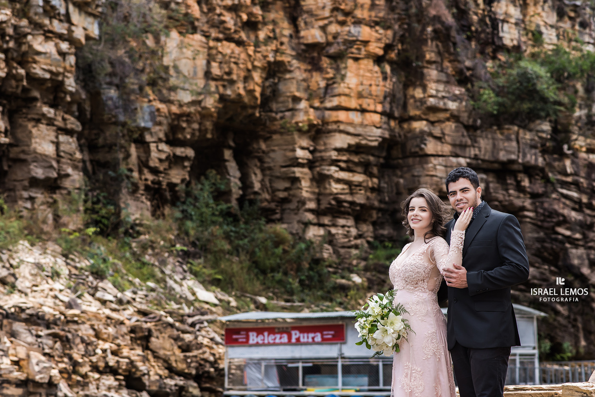 noivos fazendo seu save the date em Furnas