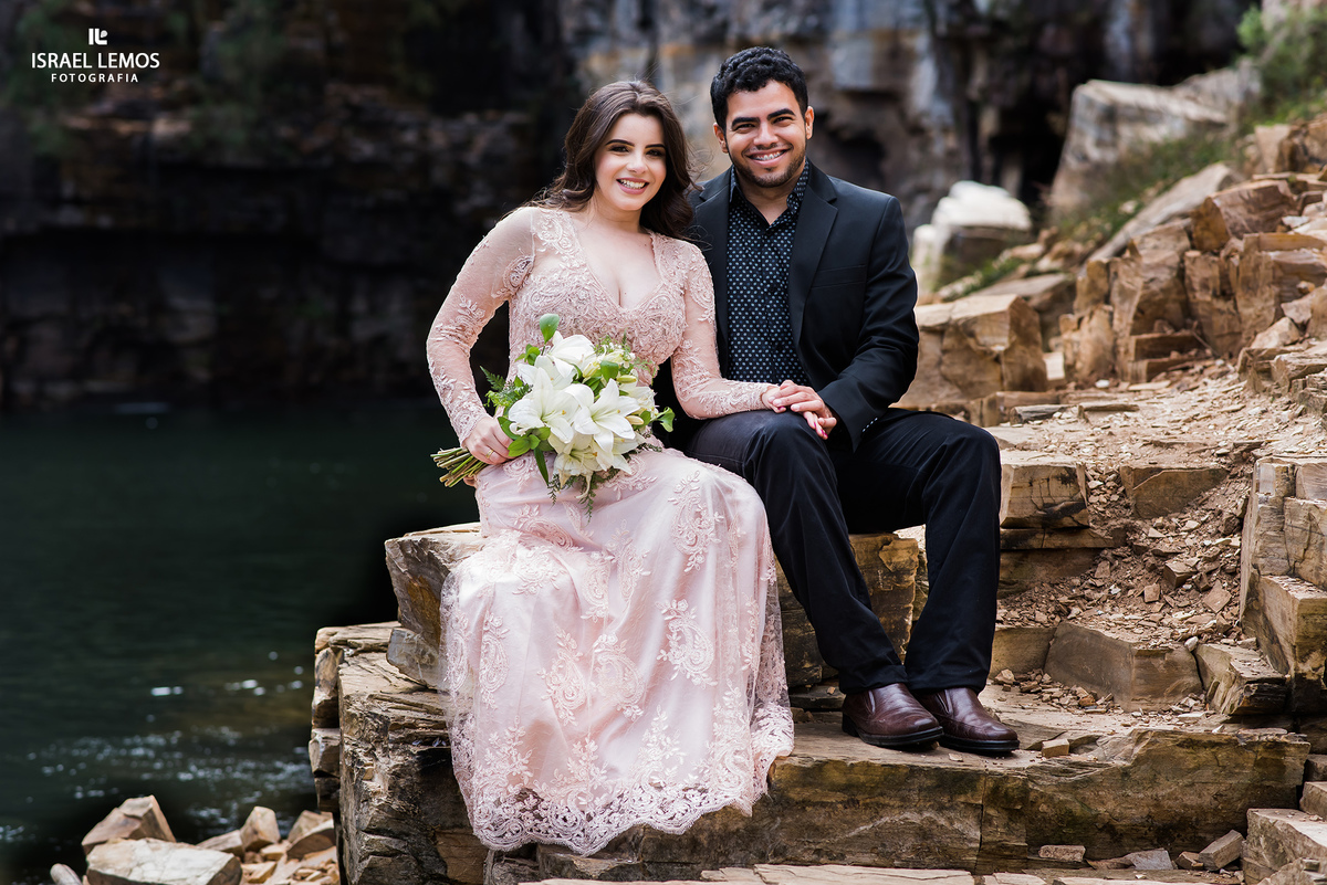 Noivos sorrindo em capitolio